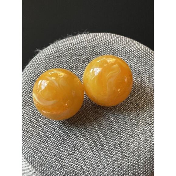 Vintage Earrings Butterscotch Clip On Round Domed Retro Career Made In Hong Kong - Picture 1 of 4